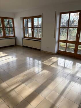 Wohnzimmer mit Zugang Terrasse.JPG - 