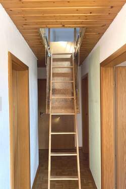 Ausziehtreppe zum ausgebauten Bühnenraum - 