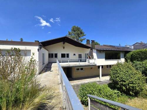 Hausansicht und Zuwegung - 