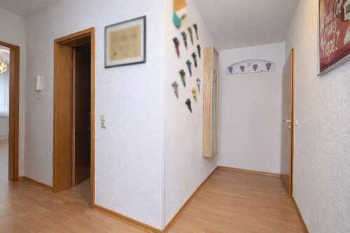 Eingangsbereich mit Garderobe - 3 Zimmer Etagenwohnung zum Kaufen in Schwalbach