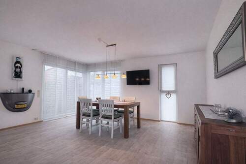 Großzügiger Küchen-/Essbereich mit bodentiefen Fenster - 