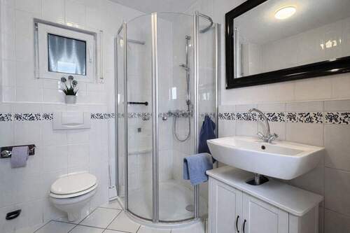 Badezimmer mit zeitloser Ausstattung - 