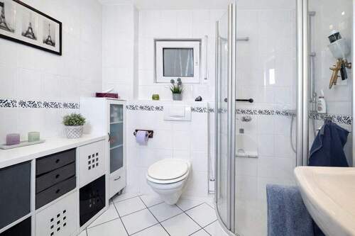 Helles Badezimmer mit zeitloser Ausstattung - 