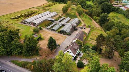 Luftaufnahme - Willkommen im Grünen - Einfamilienhaus mit vielseitigem Grundstück in ruhiger Lage