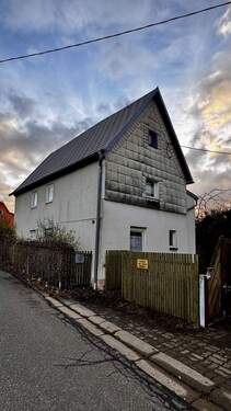 Straßenansicht mit Eingangsbereich - 