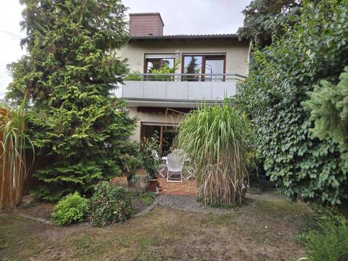 Rückansicht Haus mit Balkon - 