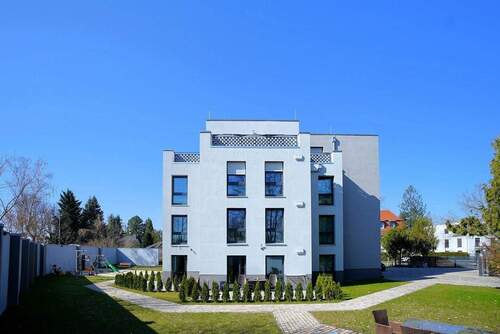 Hausansicht und Mietergarten - 2 Zimmer Mehrfamilienhaus, Wohnhaus zum Kaufen in Berlin