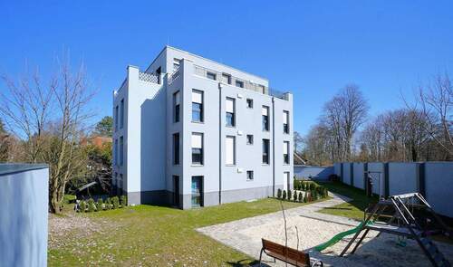 Hausansicht und Spielplatz - Mehrfamilienhaus, Wohnhaus mit 590,20 m&sup2; in Berlin zum Kaufen