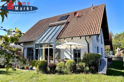 Titelbild - Lichtdurchflutetes Traumhaus in bester Lage von Petershagen!