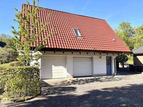 Nebengebäude mit Appartement und Garagen - 