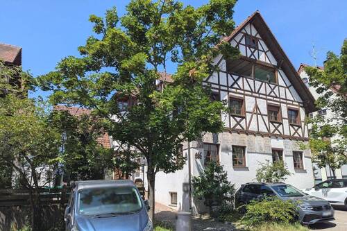 Hausansicht - Charmantes Wohn- Geschäftshaus mit Lokal und Biergarten und Ausbaureserve im DG!