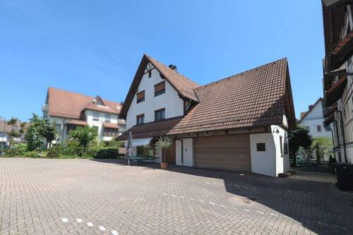 Hof mit Pkw-Stellplätzen - 