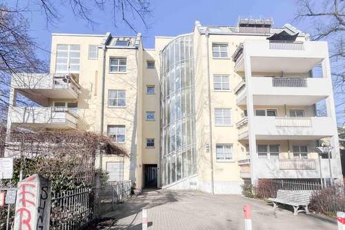 Objektansicht straßenseitig - Vermietete 2 Zimmerwohnung-Maisonette im EG mit einer Terrasse und weiterer Nutzfläche im UG