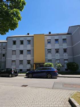 Eingangsseite - +++ Sehr zentral gelegene 3 Zi. -Whg. mit Balkon im 2. OG +++