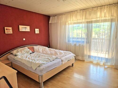 Schlafzimmer (Wohnebene) mit Zugang zum Balkon - 