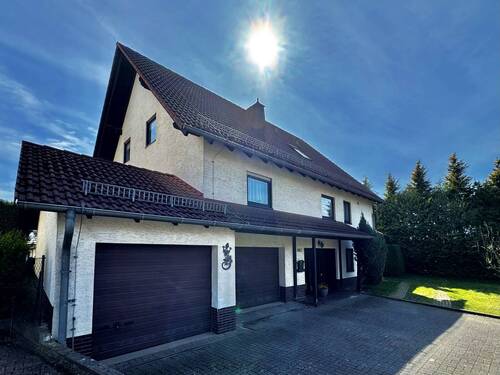 Vorder-Seitenansicht (2) - Mehrfamilienhaus, Wohnhaus mit 221,00 m&sup2; in Schauenburg / Breitenbach zum Kaufen