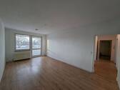 Helles Wohnzimmer mit Balkon - kleine 3- Raumwohnung mit Balkon auf dem Land Zodel