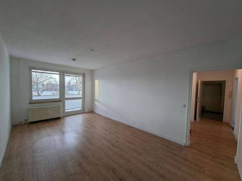 Helles Wohnzimmer mit Balkon - kleine 3- Raumwohnung mit Balkon auf dem Land Zodel