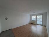 Wohnzimmer mit Balkon - 3 Zimmer Etagenwohnung zur Miete in Zodel