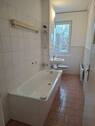 Helles Badezimmer mit Fenster - 