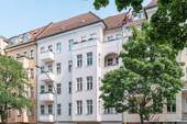Beu4 Hausansicht (2) - Zwischen Dynamik und Diversität - freie 2-Raumwohnung mit Balkon in Moabit