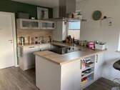 Moderne Einbauküche mit Kochinsel - 