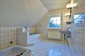 Badezimmer im Dachgeschoss - 