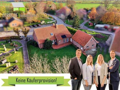 Luftbild - Dorf-Idylle nahe der Stadt Leer: Einfamilienhaus mit Doppelgarage und viel Potenzial
