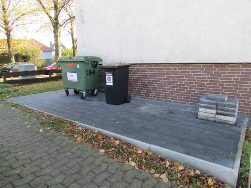 neu gestalteter Müllplatz - 