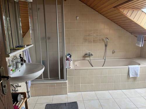 TGL-Bad mit Dusche und Wanne - Etagenwohnung mit 82,00 m&sup2; in Mühlheim am Main zur Miete