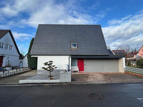 Haus - 9 Zimmer Einfamilienhaus in Steinenbronn