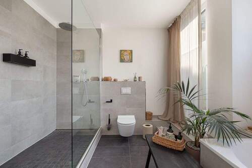 Badezimmer mit Walk-In-Dusche - 