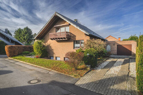 Frontansicht - Freistehendes Einfamilienhaus mit sonnigem Grundstück, Garage und Einliegerwohnung