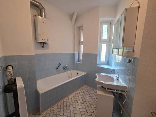 Bad mit Fenster, Wanne,... - 