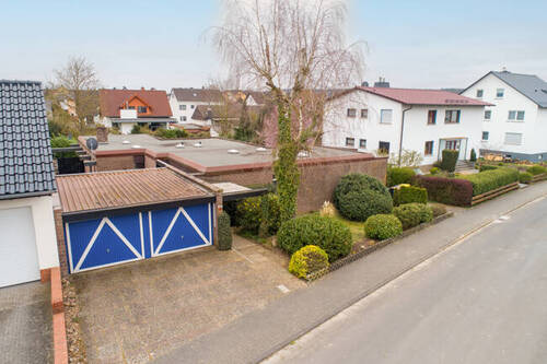 03_Drohnenansicht Front - 5 Zimmer Bungalow in Hüttenberg