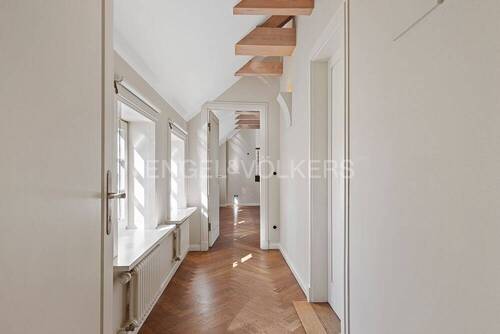 1.OG Flur in den Südflügel - 