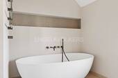 ... mit freistehender Wanne - 