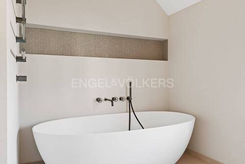 ... mit freistehender Wanne - 