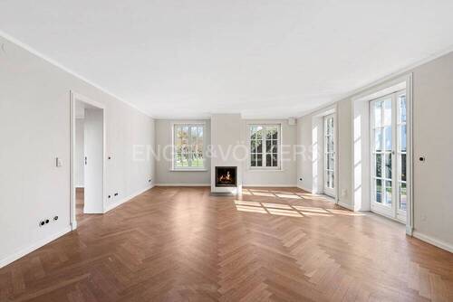 großzügige Wohnflächen mit Eichparkett im Fischgrat belegt - 7 Zimmer Etagenwohnung in Hamburg