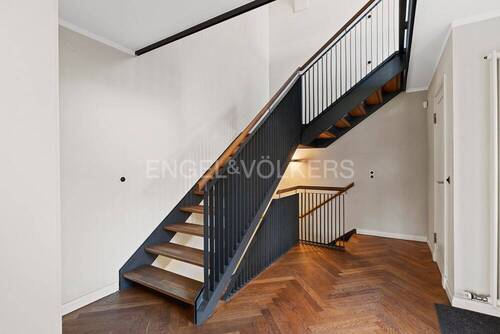 Stahlwangentreppe über alle Etagen mit Eichenstufen - Etagenwohnung mit 220,00 m&sup2; in Hamburg zum Kaufen