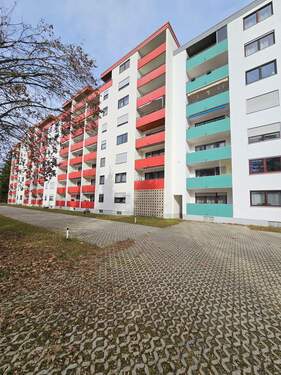 Außenansicht - +++ Große 4-Zi.-Whg. mit Loggia und TG-Stellplatz +++