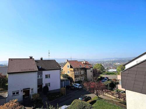 Aussicht von der Dachterrasse - Attraktive 3,5-Zimmer-Dachgeschosswohnung mit sonniger Dachterrasse, Fernblick und Garage in Stuttgart-Muckensturm