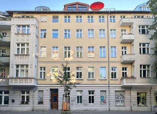 Eingangsfassade und Hauseingang - Bezugsfrei zum 01.05.2026 - WG-geeignetes Nest am Maybachufer