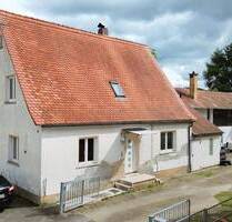 Zentral und ruhig gelegenes Doppelhaus mit Scheune, viel Platz und Potential auf großzügigem Traumgrundstück - Buttenheim