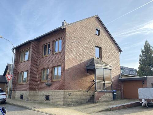 Frontansicht - Freistehendes Mehrgenerationenhaus in begehrter Wohnlage