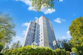 Hausansicht - Vermietete 3-Zimmer-Wohnung mit Balkon, Aufzug & Garage in Frankfurt-Hausen