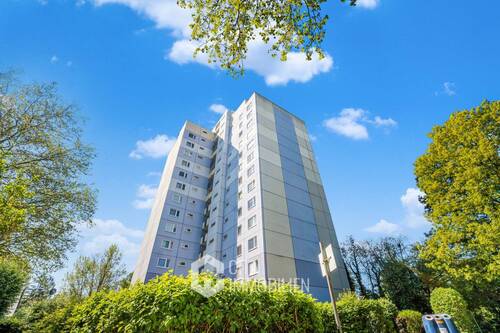 Hausansicht - Vermietete 3-Zimmer-Wohnung mit Balkon, Aufzug & Garage in Frankfurt-Hausen