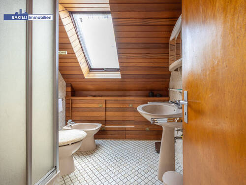 Badezimmer OG - Mehrfamilienhaus, Wohnhaus mit 141,00 m&sup2; in Sarstedt zum Kaufen