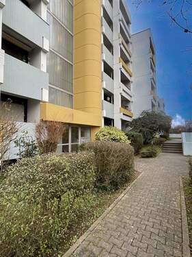 Zugang zum Haus - 3 Zimmer Etagenwohnung zum Kaufen in Wiesbaden