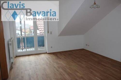 Wohnzimmer - sehr schöne ruhige 2,5-Zimmer DG-Wg mit Carport, überd. Balkon, EBK - ab 01.09.26 frei